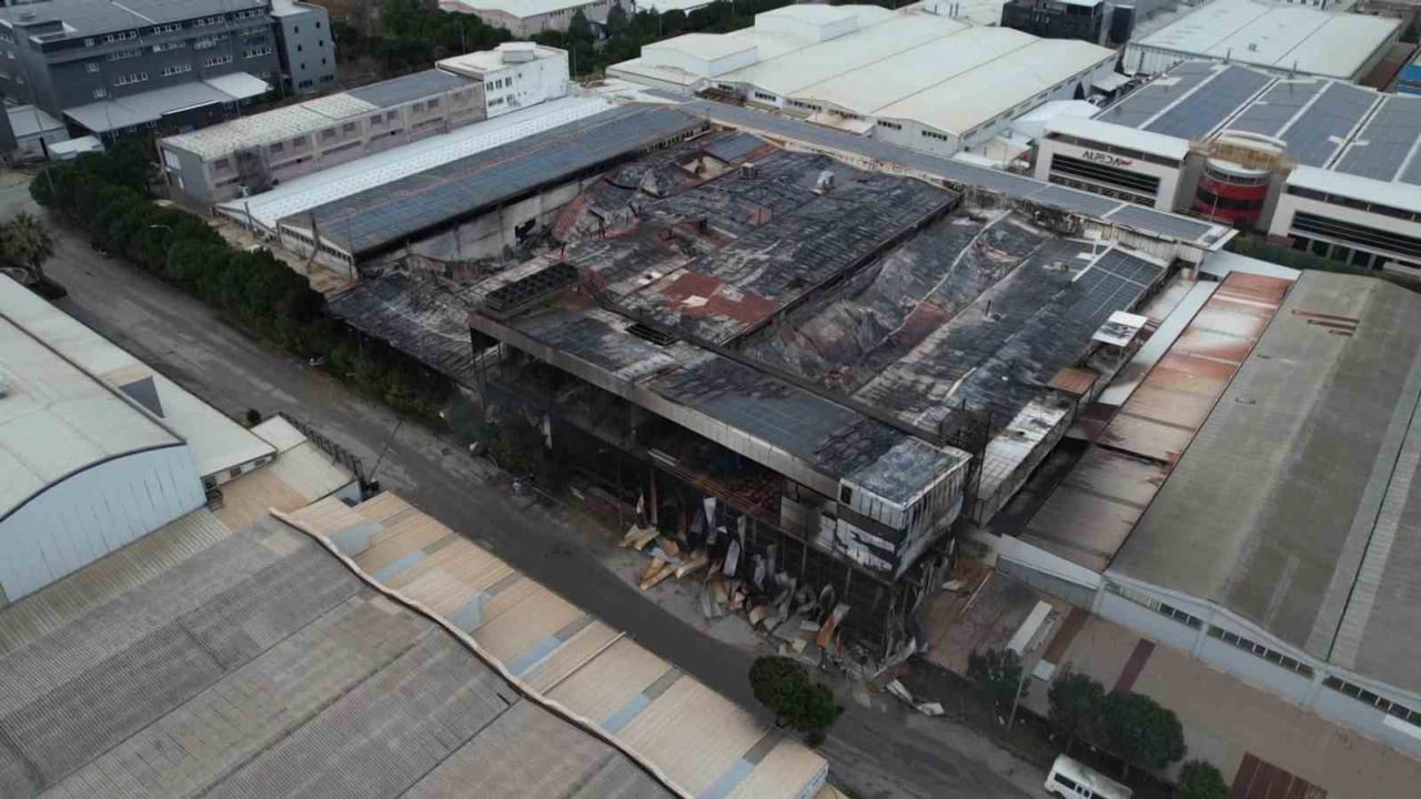 BURSA'DA GECE SAATLERİNDE ALEVLER TESLİM OLAN KİMYASAL KAPLAMA FABRİKASI SABAHIN İLK IŞIKLARINDA...