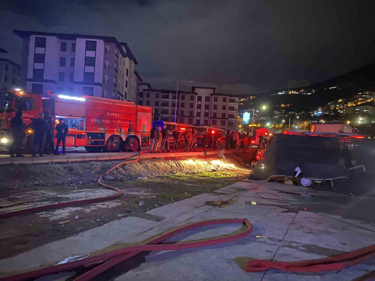 BURSA'DA İKİ KATLI EVDE ODUN SOBASINDAN ÇIKAN ÇIKAN YANGIN NEDENİYLE AYNI AİLEDEN 2 KADIN DUMANDAN...