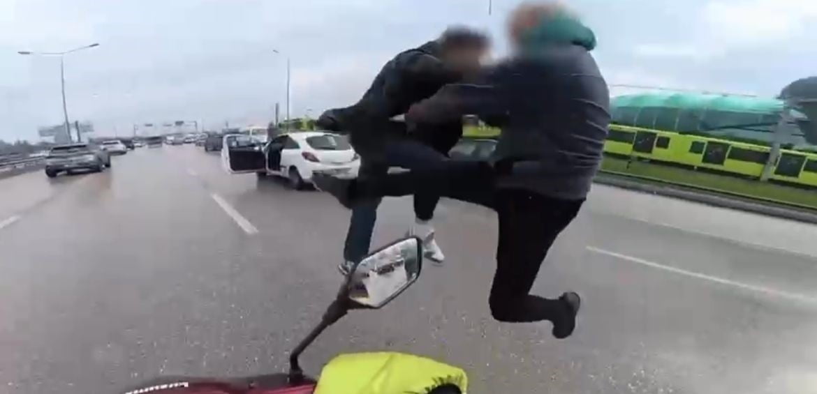 BURSA'DA İKİ SÜRÜCÜ ARASINDA 'YOL VERME' TARTIŞMASI NEDENİYLE ÇIKAN KAVGADA TARAFLARIN BİRBİRİNE...