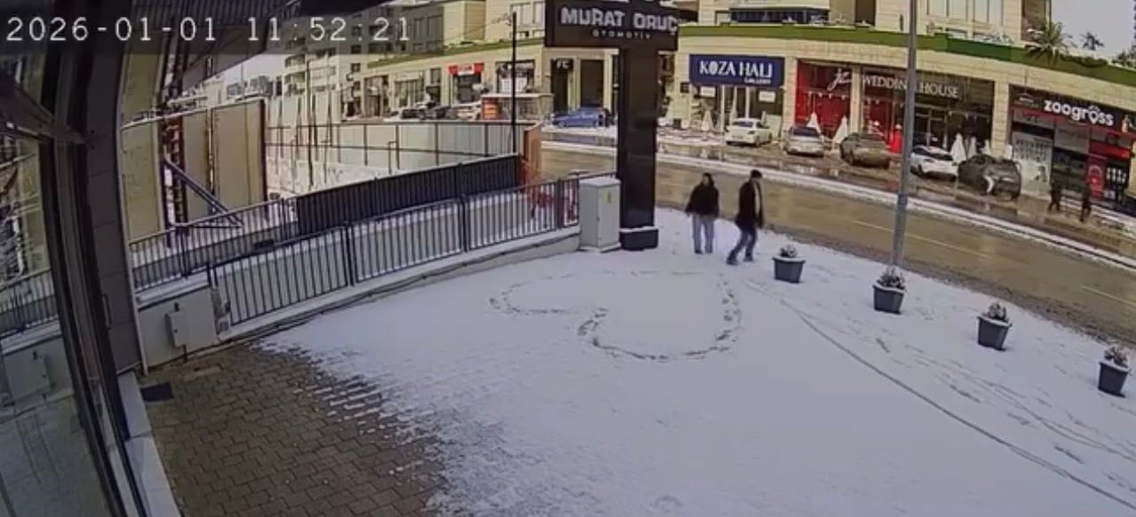 BURSA'DA KARLA KAPLANAN KALDIRIM ÜZERİNDE KALP ÇİZEN SEVGİLİ ÇİFTİN O ANLARI GÜVENLİK KAMERASINA...