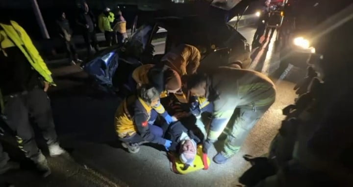 BURSA'DA KONTROLDEN ÇIKAN OTOMOBİL BARİYERLERE ÇARPTI. KAZADA ARAÇTA SIKIŞAN 2 KİŞİ AĞIR...