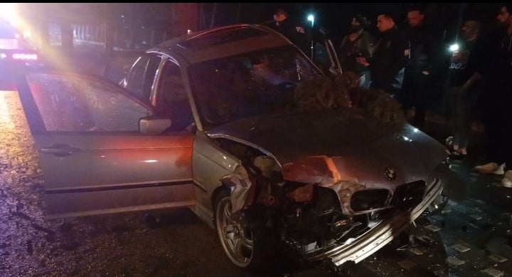 BURSA'DA KONTROLDEN ÇIKAN OTOMOBİLİN KALDIRIMDAKİ TRAFİK LEVHASINA VE AĞACA ÇARPMASI SONUCU 2 KİŞİ...