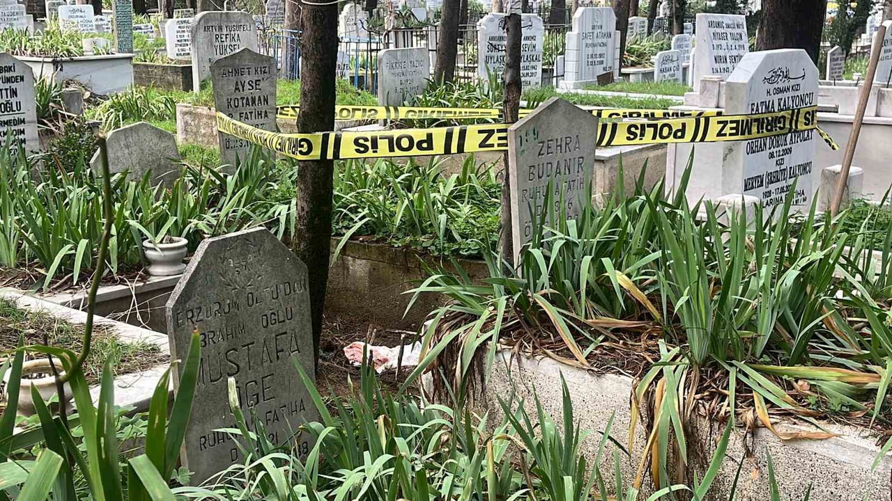 BURSA'DA MEZARLIKTA ÇALIŞANIN DİKKATİ SAYESİNDE, BİR BEBEĞİN İZİNSİZ OLARAK DEFNEDİLDİĞİ ORTAYA...