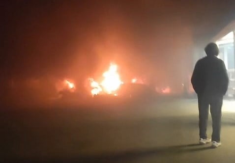 BURSA'DA MİNİBÜS DURAKLARINDA ÇIKAN YANGINDA 20 MİNİBÜS ALEVLERİN SIÇRAMASINDAN SON ANDA...