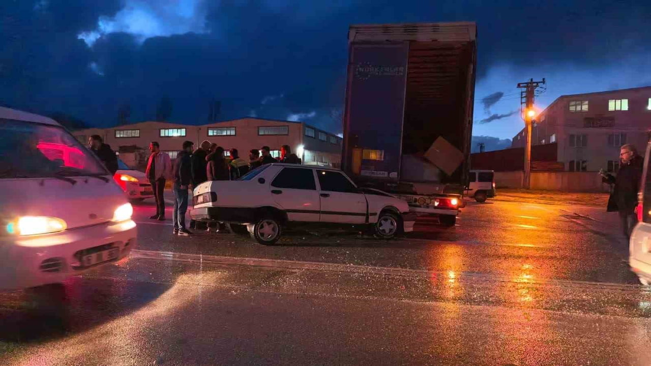 BURSA'DA OTOMOBİL TIRA ARKADAN ÇARPTI : 1 YARALI