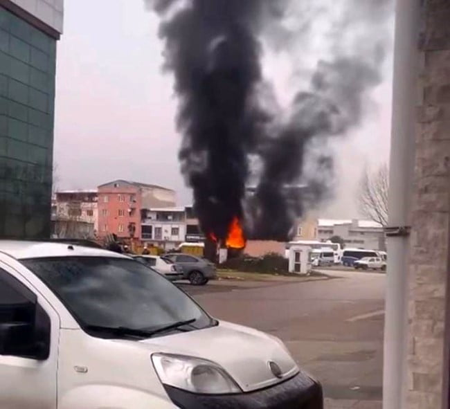 BURSA'DA PATLAMA SONUCU TRAFODA ÇIKAN YANGIN PANİĞE NEDEN OLDU.