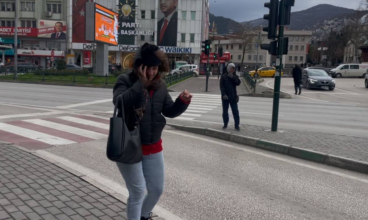 BURSA'DA SAATTEKİ HIZI 75 KİLOMETREYE ULAŞAN FIRTINA HAYATI FELÇ ETTİ. ÇOK SAYIDA AĞACIN DALLARI...