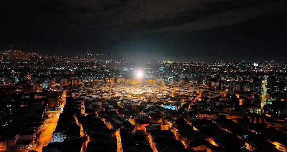 BURSA'DA YENİ YILA GİRERKEN GÖKYÜZÜ BİNLERCE HAVAİ FİŞEKLE AYDINLANDI. SAATLER GECE YARISINI...