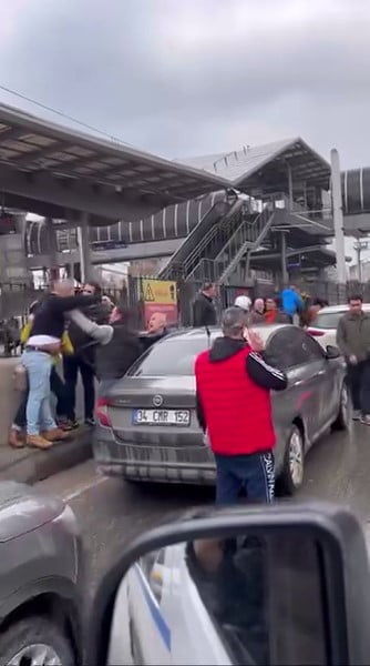 BURSA'DA ZİNCİRLEME TRAFİK KAZASI SONRASI ARAÇLARINDAN İNEN SÜRÜCÜLER BİRBİRİNE GİRDİ.