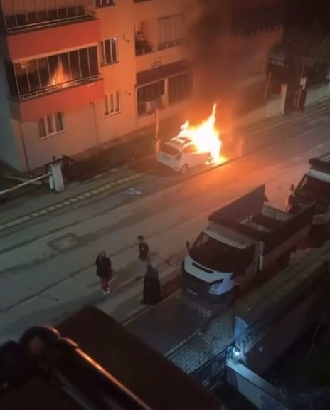 BURSA'NIN FARKLI BÖLGELERİNDEN ALEV TOPUNA DÖNEN OTOMOBİLLER, VATANDAŞLAR TARAFINDAN CEP TELEFONU...