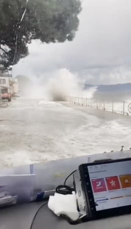 BURSA'NIN GEMLİK İLÇESİNDE ŞİDDETLİ FIRTINA SEBEBİYLE KARA İLE DENİZ BİRLEŞTİ. DENİZDEKİ ÇOK...