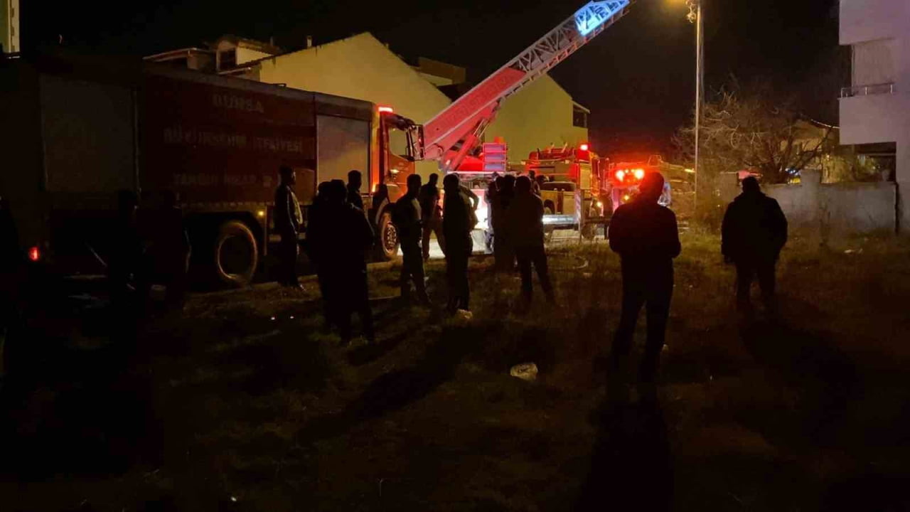 BURSA'NIN İNEGÖL İLÇESİNDE 3 KATLI BİNANIN ÇATISINDA ÇIKAN YANGIN İTFAİYE EKİPLERİNİ HAREKETE...