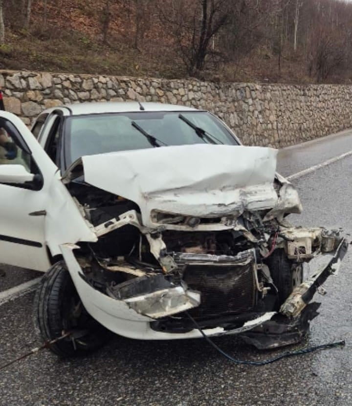 BURSA'NIN İNEGÖL İLÇESİNDE, BARİYERLERE ÇARPAN OTOMOBİLDE SÜRÜCÜ İLE İKİ ÇOCUK...