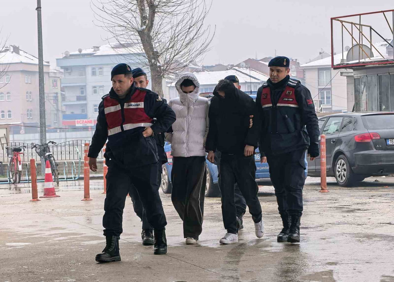 BURSA'NIN İNEGÖL İLÇESİNDE ÇALDIKLARI KABLOLARLA MAHALLEYİ İNTERNETSİZ BIRAKAN 2 ŞÜPHELİ JANDARMA...