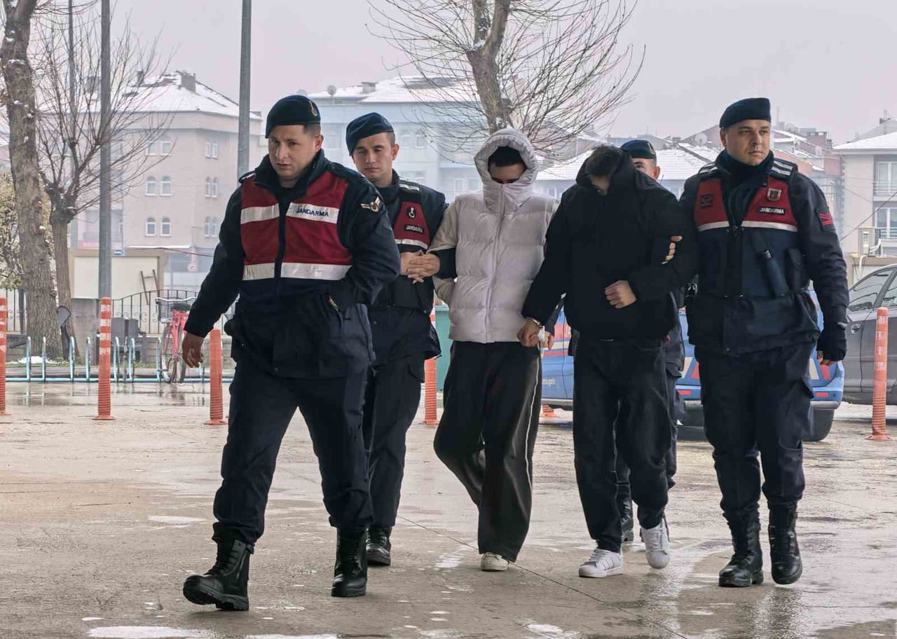 BURSA'NIN İNEGÖL İLÇESİNDE ÇALDIKLARI KABLOLARLA MAHALLEYİ İNTERNETSİZ BIRAKAN 2 ŞÜPHELİ JANDARMA...