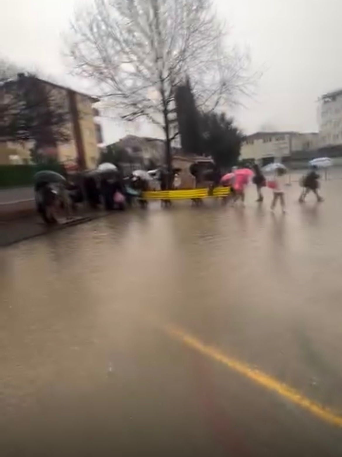 BURSA'NIN İNEGÖL İLÇESİNDE DE FIRTINA VE SAĞANAK YAĞIŞ ETKİLİ OLDU. SU BASAN BİR OKULDA ÖĞRENCİLER...