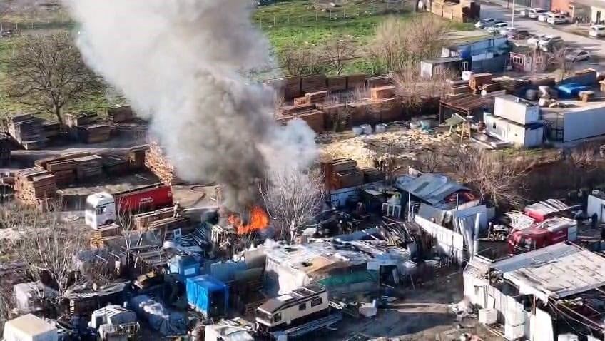 BURSA'NIN İNEGÖL İLÇESİNDE FAALİYET GÖSTEREN BİR GERİ DÖNÜŞÜM (HURDACI) TESİSİNDE YANGIN ÇIKTI....