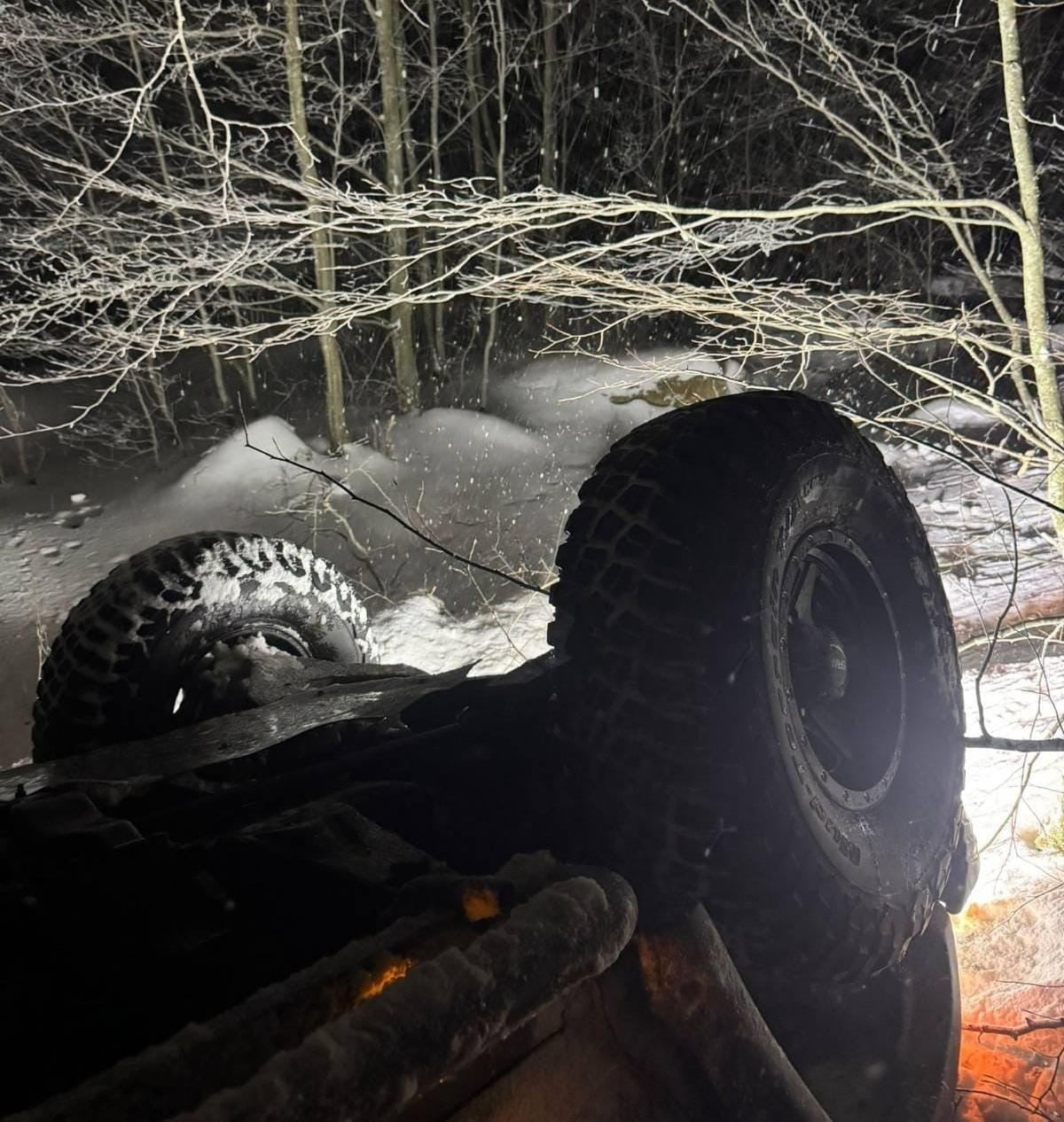 BURSA'NIN İNEGÖL İLÇESİNDE MEYDANA GELEN KAZADA KAR YAĞIŞI NEDENİYLE KONTROLDEN ÇIKAN CİP, UÇURUMA...