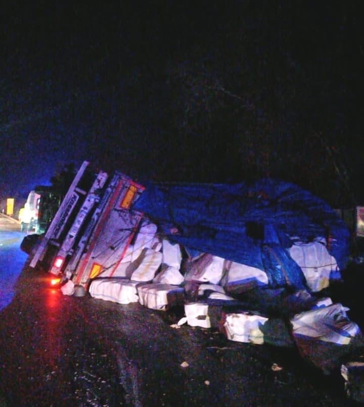 BURSA'NIN İNEGÖL İLÇESİNDE MEYDANA GELEN KAZADA KONTROLDEN ÇIKAN İP YÜKLÜ TIR DEVRİLDİ; SÜRÜCÜSÜ...