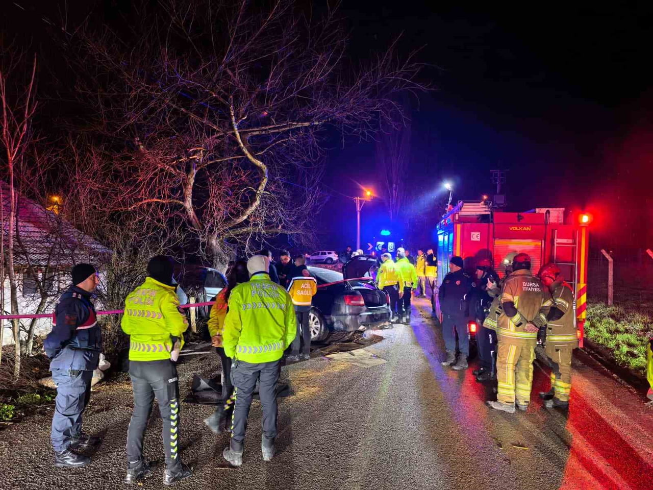 BURSA'NIN İNEGÖL İLÇESİNDE MEYDANA GELEN KAZADA KONTROLDEN ÇIKAN OTOMOBİL AĞACA ÇARPTI; 2 KİŞİ...