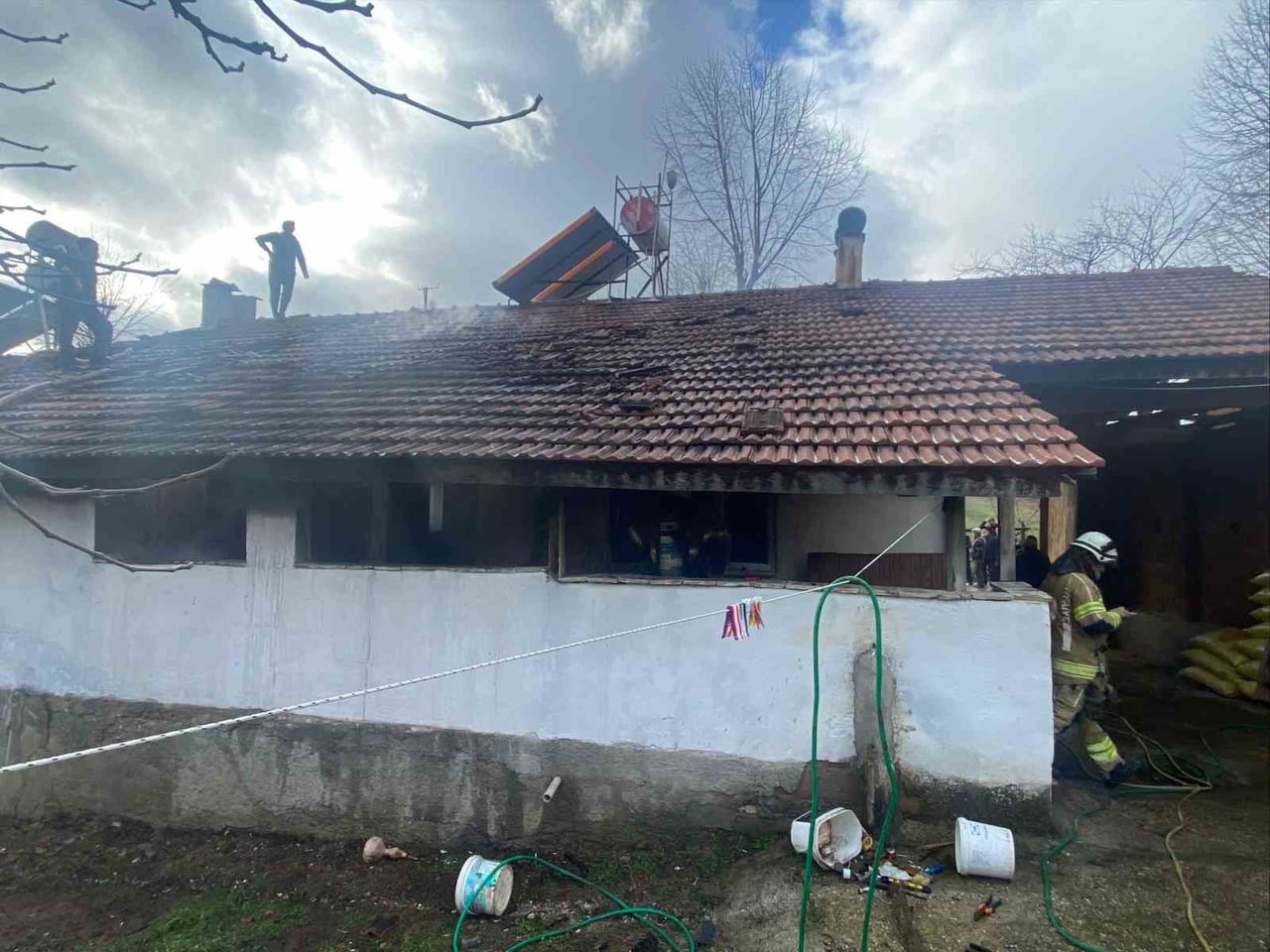 BURSA'NIN İNEGÖL İLÇESİNDE TEK YAŞAYAN ADAMIN EVİ YANGINDA KULLANILAMAZ HALE GELDİ.