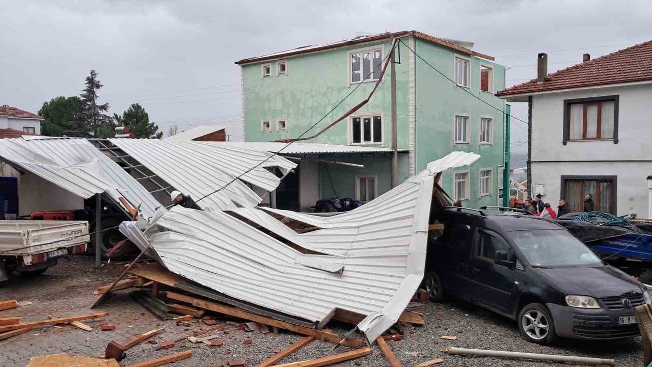 BURSA'NIN İZNİK İLÇESİNDE ŞİDDETLİ FIRTINA NEDENİYLE BİR EVİN ÇATISI UÇTU.