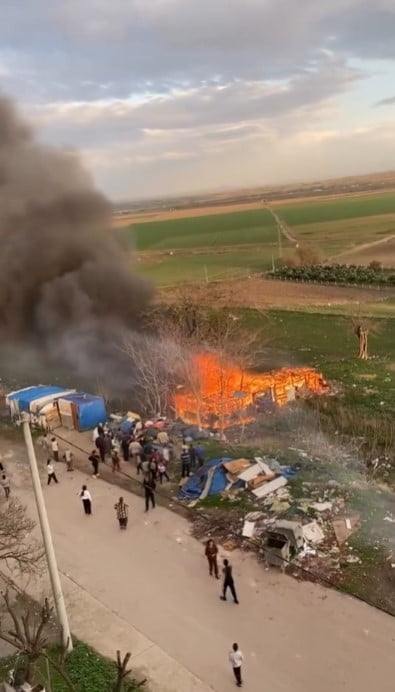 BURSA'NIN KARACABEY İLÇESİNDE BİR AĞIL ALEV ALEV YANDI.