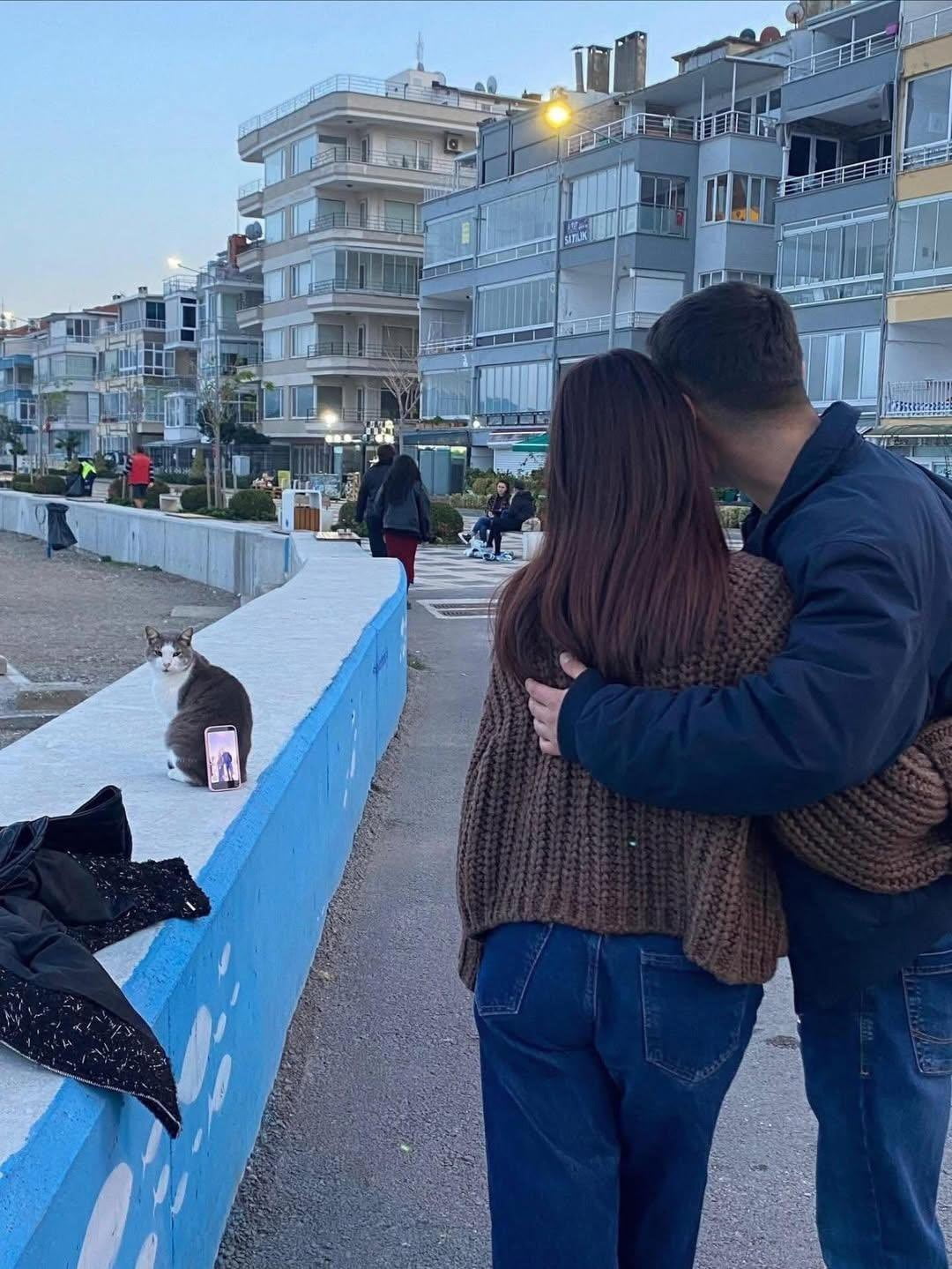 BURSA'NIN MUDANYA İLÇESİNDE SAHİLDE FOTOĞRAF ÇEKTİRMEK İSTEYEN BİR ÇİFT, ÇEVREDE KENDİLERİNE...