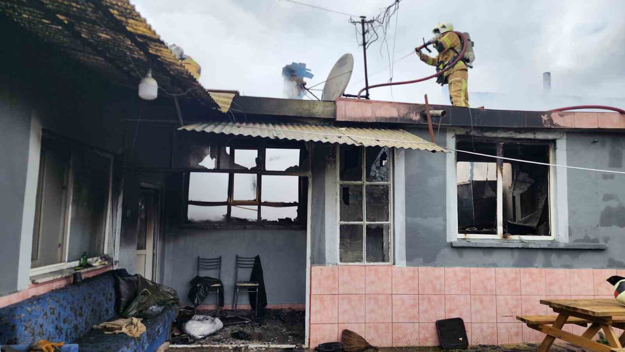 BURSA'NIN MUSTAFAKEMALPAŞA İLÇESİNDE 82 YAŞINDAKİ YAŞLI ADAM EVİNDE ÇIKAN YANGINDA DUMANDAN...