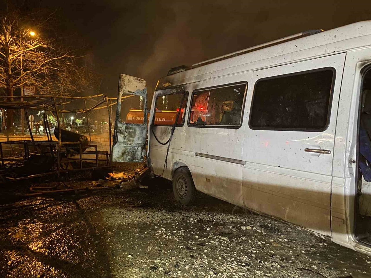 BURSA'NIN OSMANGAZİ İLÇESİNDE BİR BARAKADA ÇIKAN YANGIN, YANINDA BULUNAN MİNİBÜSE SIÇRADI. YANGIN...