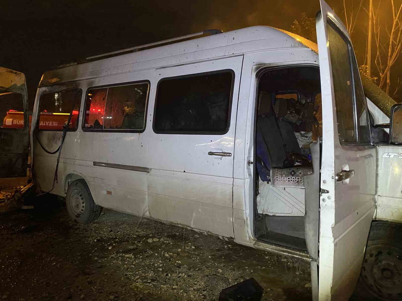 BURSA'NIN OSMANGAZİ İLÇESİNDE BİR BARAKADA ÇIKAN YANGIN, YANINDA BULUNAN MİNİBÜSE SIÇRADI. YANGIN...