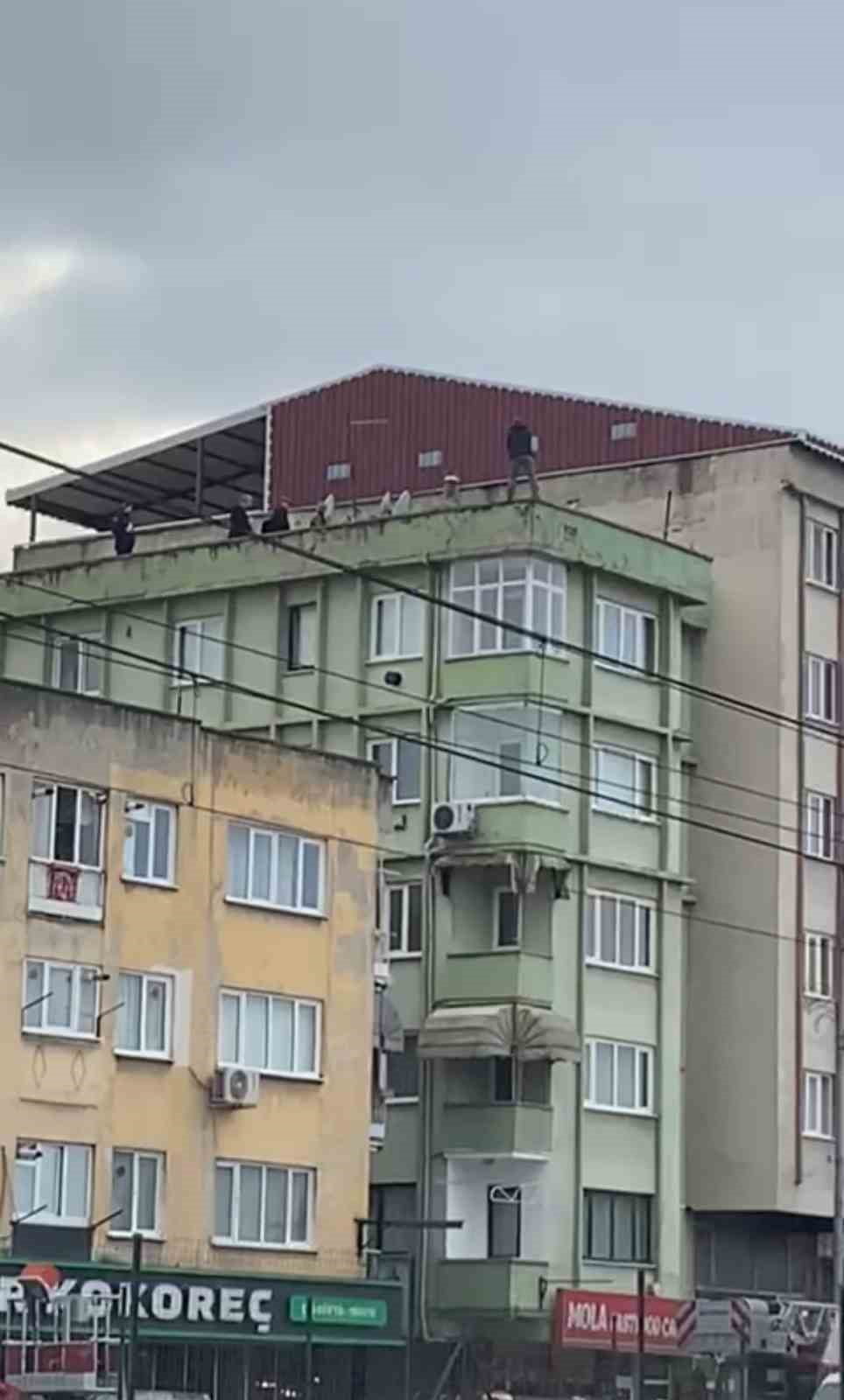 BURSA'NIN YILDIRIM İLÇESİNDE BİR ŞAHIS EŞİYLE TARTIŞINCA ÇATIYA ÇIKIP İNTİHARA KALKIŞTI. BÖLGEDE...