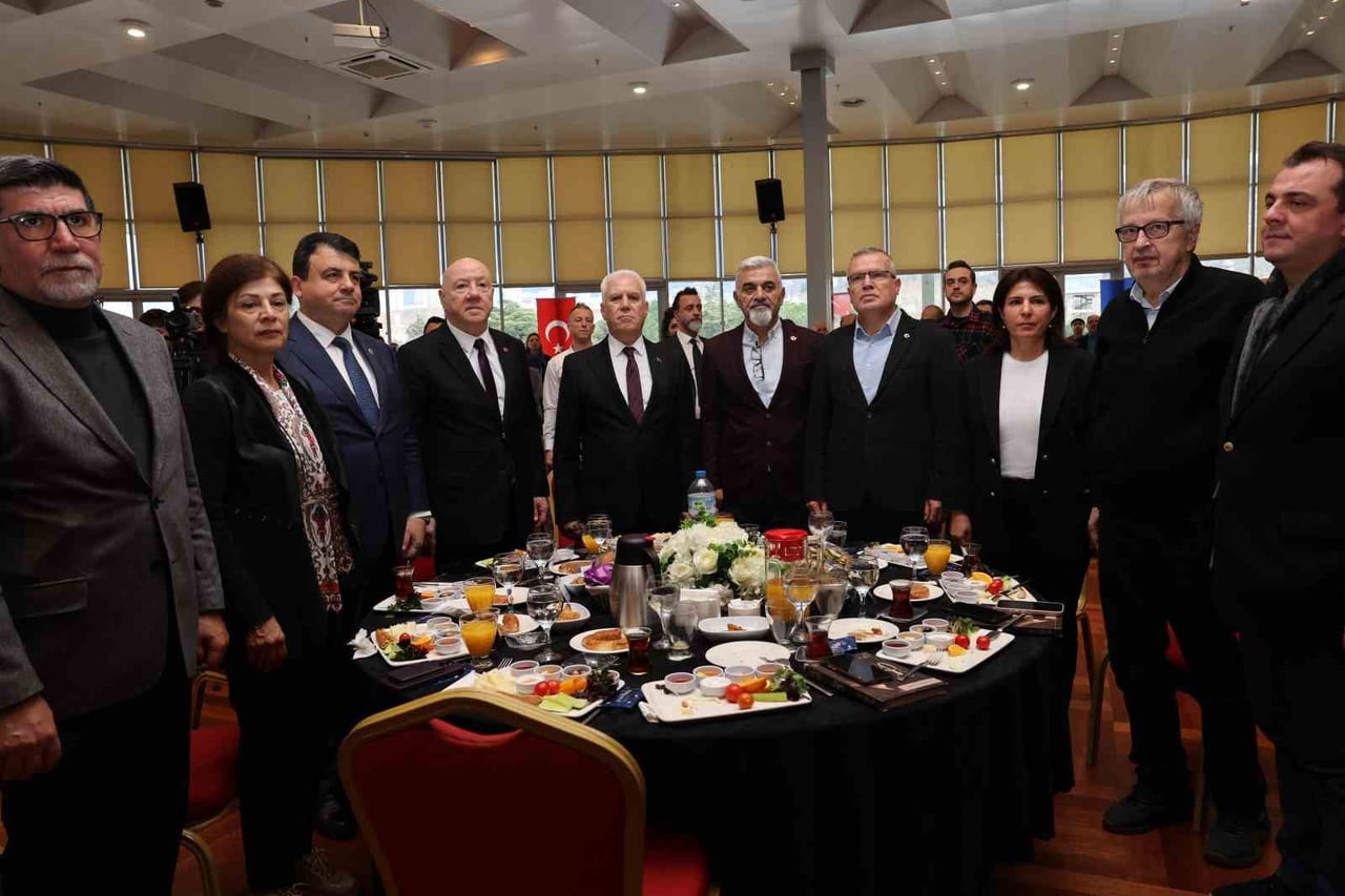 BURSA BÜYÜKŞEHİR BELEDİYE BAŞKANI MUSTAFA BOZBEY, 10 OCAK ÇALIŞAN GAZETECİLER GÜNÜ DOLAYISIYLA...