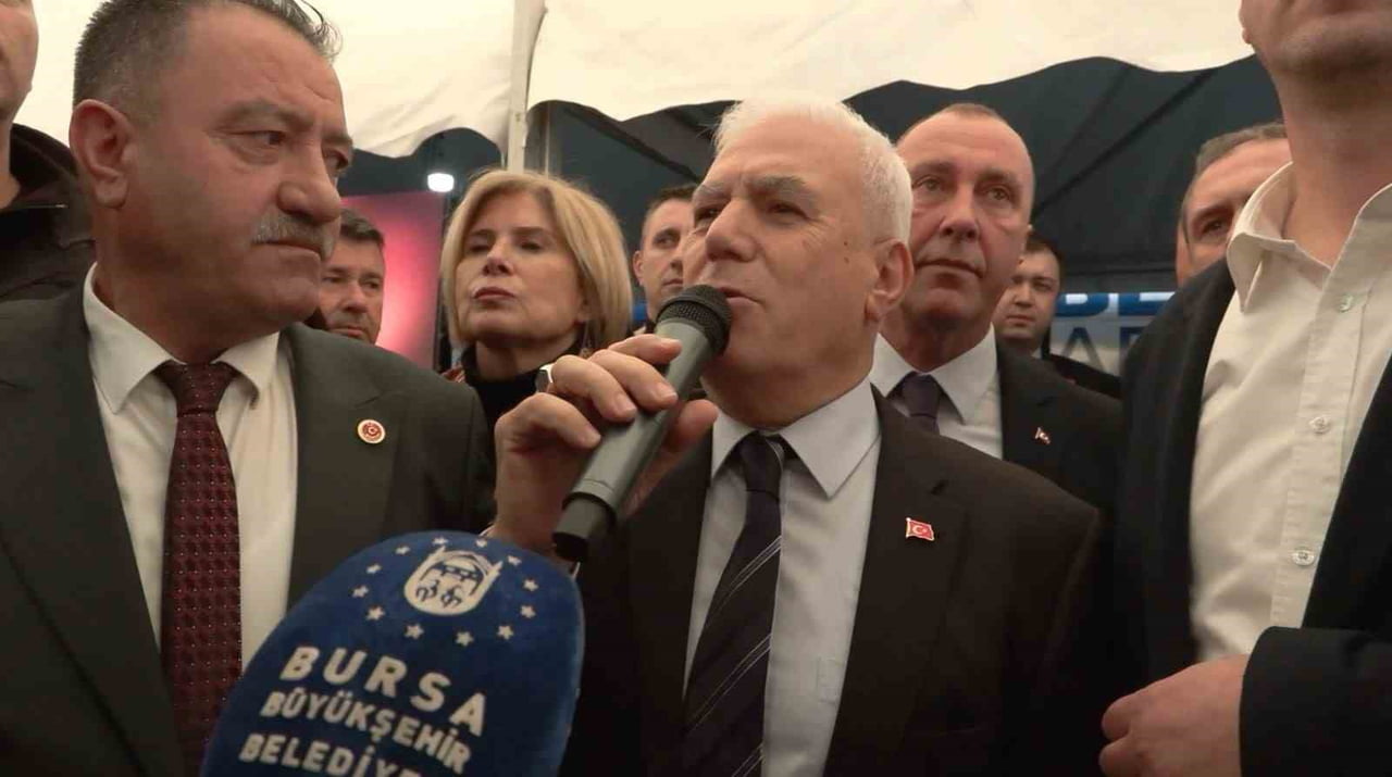 BURSA BÜYÜKŞEHİR BELEDİYE BAŞKANI MUSTAFA BOZBEY, KENDİSİNE YÖNELİK FİZİKİ SALDIRI GİRİŞİMİ...