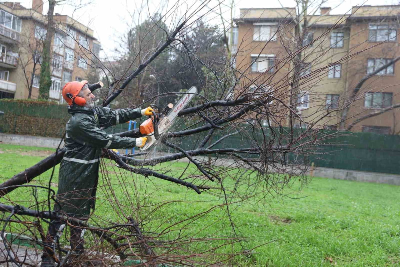 BURSA BÜYÜKŞEHİR BELEDİYESİ, KENT GENELİNDE ETKİLİ OLAN ŞİDDETLİ RÜZGARIN YOL AÇTIĞI...