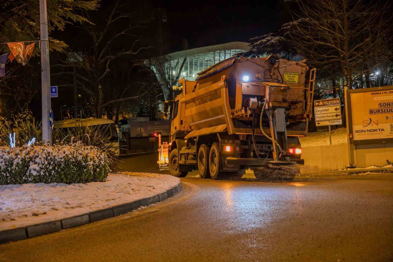 BURSA BÜYÜKŞEHİR BELEDİYESİ, KENT GENELİNDE ETKİSİNİ SÜRDÜREN KAR YAĞIŞI VE BUZLANMAYA KARŞI GECE...