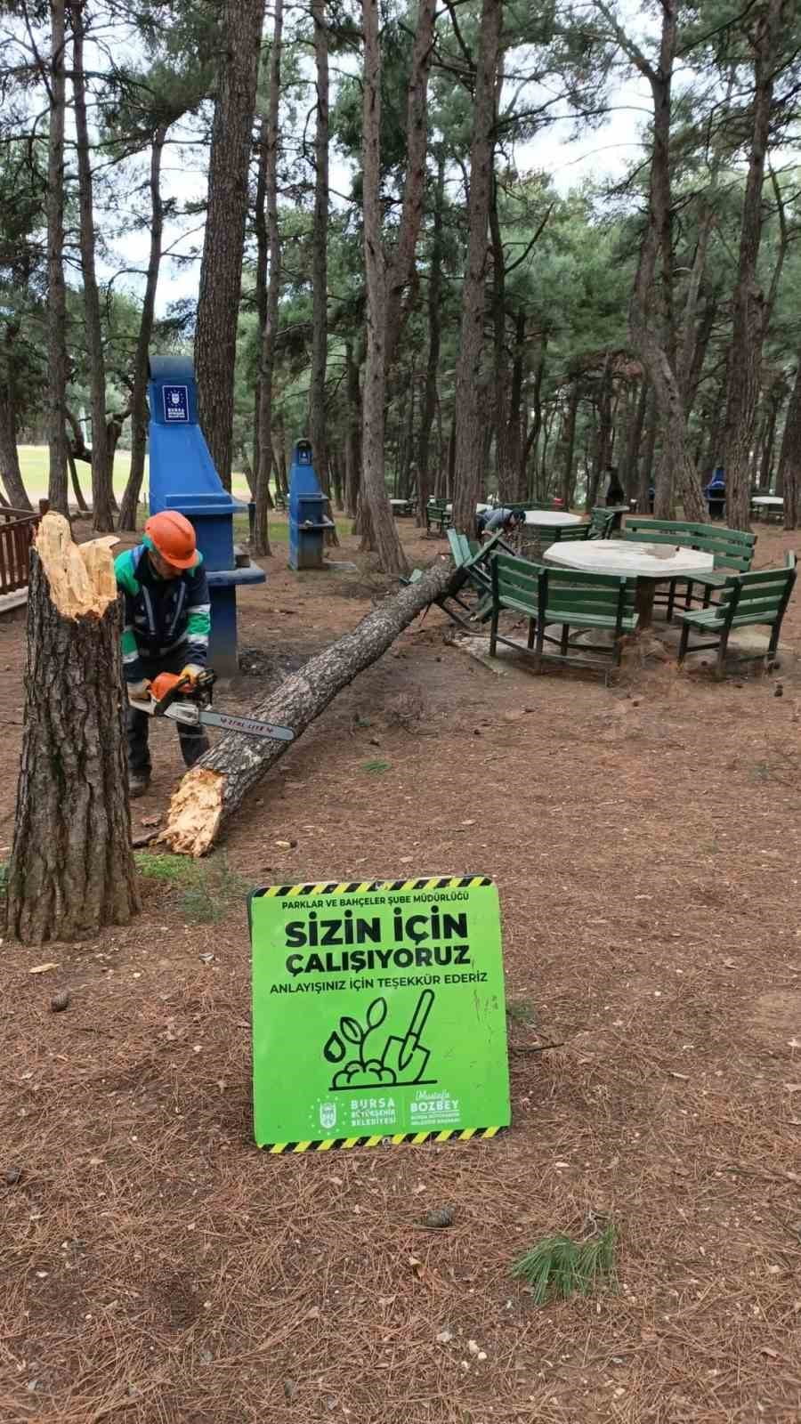 BURSA BÜYÜKŞEHİR BELEDİYESİ’NE BAĞLI EKİPLER KENT GENELİNDE ETKİLİ OLAN ŞİDDETLİ LODOS NEDENİYLE...