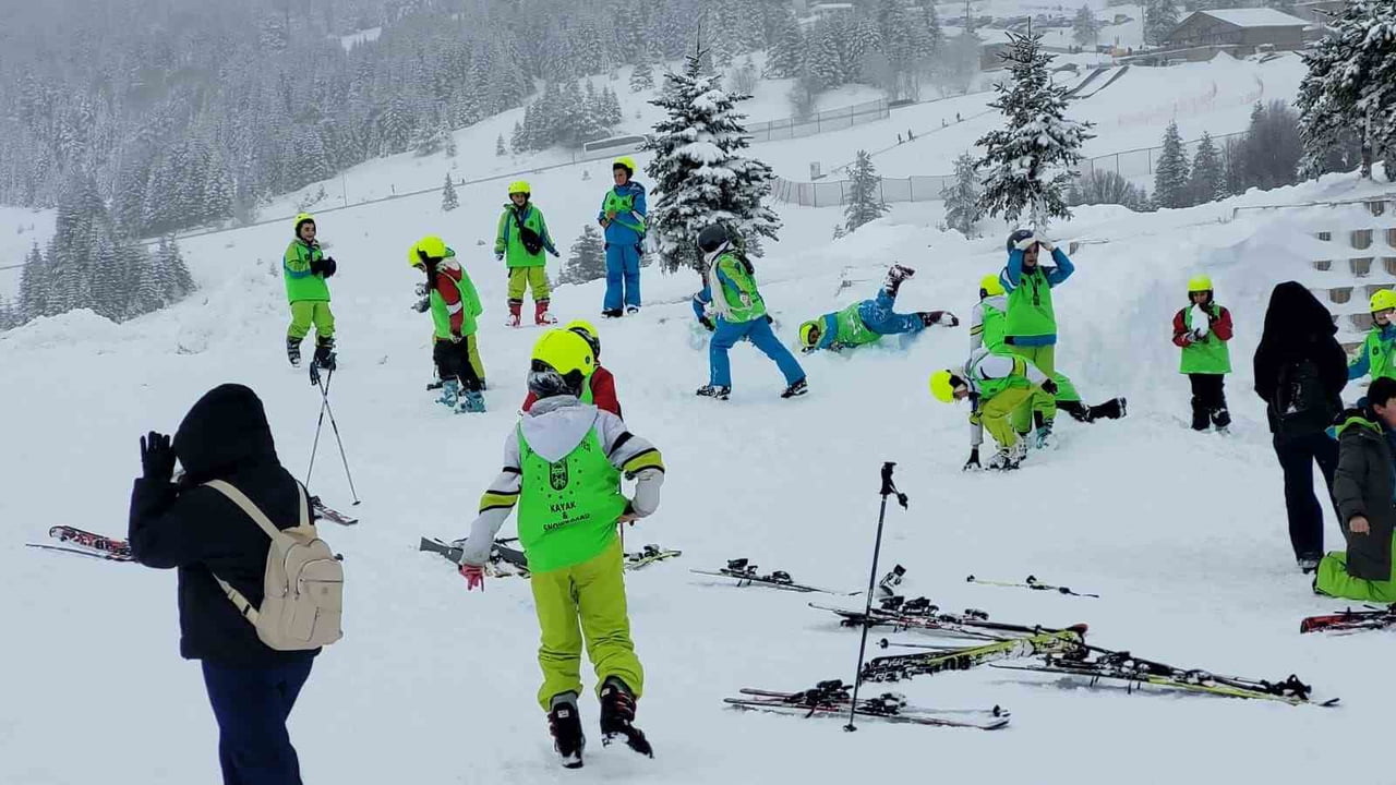 BURSA BÜYÜKŞEHİR BELEDİYESİ’NİN DÜZENLEDİĞİ ‘KAYAK PROJESİ’ KAPSAMINDA ULUDAĞ İLE İLK KEZ TANIŞAN...