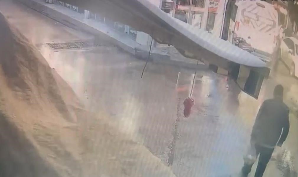 BURSA’DA ALIŞVERİŞ YAPTIKTAN SONRA YOLUN KARŞINA GEÇMEK İSTEYEN YAŞLI ADAM, OTOMOBİLİN ÇARPMASIYLA...