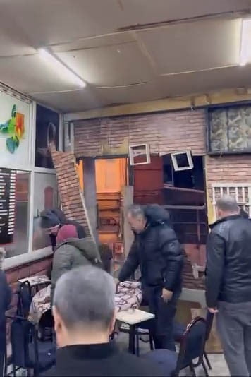 BURSA’DA BİR KAHVEHANEDE OYUN OYNAYAN VATANDAŞLAR, DUVARLAR YIKILMAYA BAŞLAYANA KADAR MASADAN...