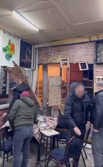 BURSA’DA BİR KAHVEHANEDE OYUN OYNAYAN VATANDAŞLAR, DUVARLAR YIKILMAYA BAŞLAYANA KADAR MASADAN...