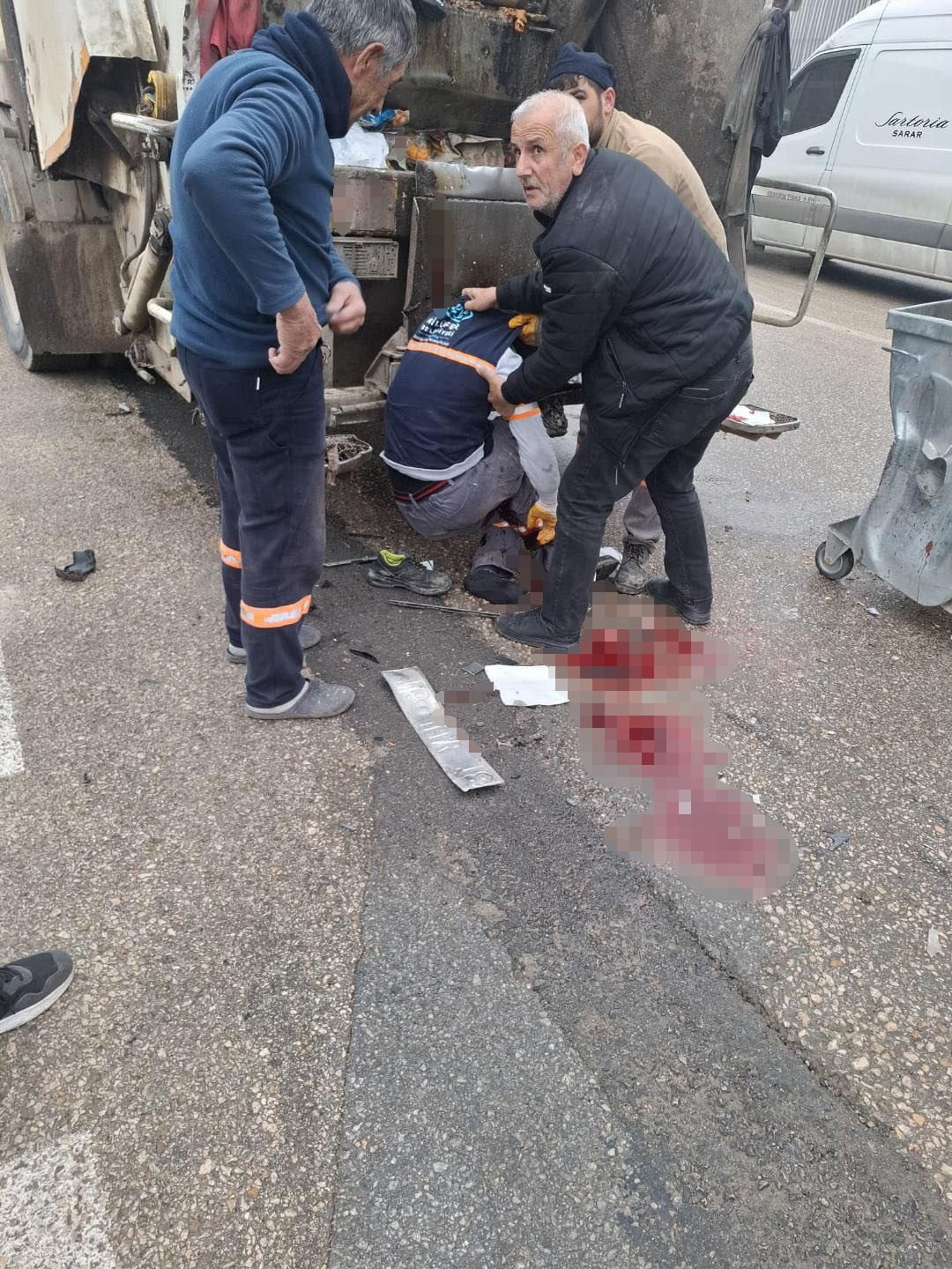 BURSA’DA ÇÖP TOPLAYAN İŞÇİ, ÇÖP KAMYONU İLE ARKADAN GELEN OTOMOBİLİN ARASINDA SIKIŞTI. AĞIR...