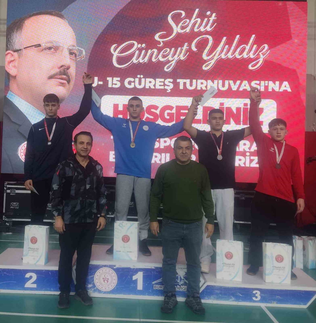 BURSA’DA DÜZENLENEN CÜNEYT YILDIZ U-15 GÜREŞ TURNUVASI, YOĞUN KATILIMLA GERÇEKLEŞTİRİLDİ. TÜRK...