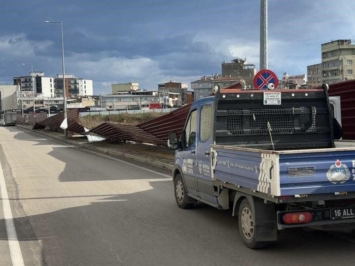 BURSA’DA ETKİLİ OLAN ŞİDDETLİ RÜZGÂR NEDENİYLE BİRÇOK OLUMSUZ OLAY MEYDANA GELİRKEN, BURSA...