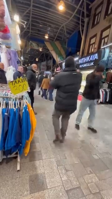 BURSA’DA ETKİLİ OLAN ŞİDDETLİ RÜZGAR, TARİHİ KAPALI ÇARŞI’DAKİ İŞ YERLERİNİN ÇATILARINI UÇURDU....