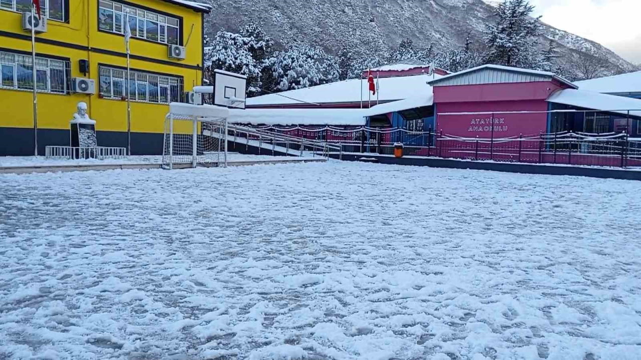 BURSA’DA ETKİSİNİ ARTIRAN KAR YAĞIŞI GÜNLÜK YAŞAMI OLUMSUZ ETKİLERKEN, OKULLARDA DA DEVAMSIZLIK...