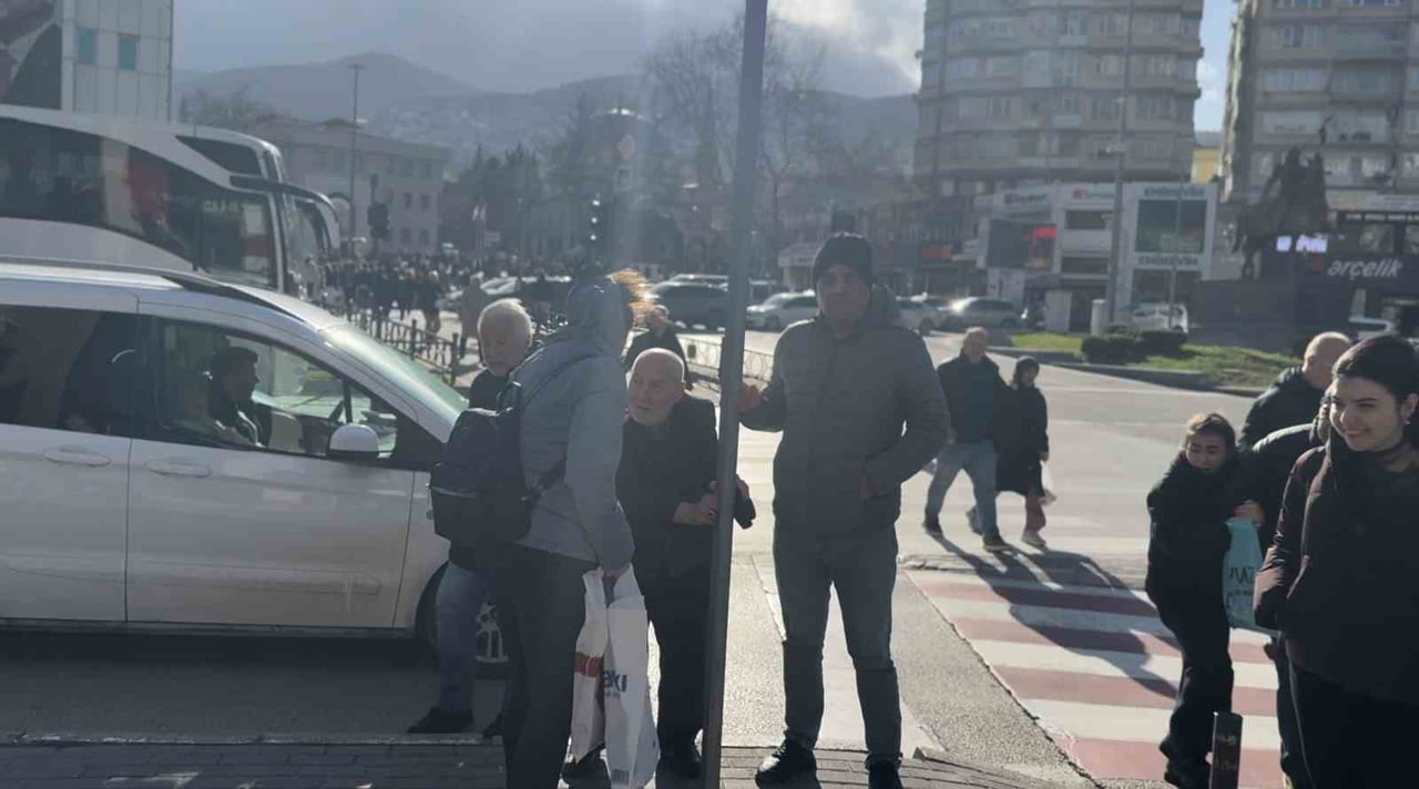 BURSA’DA LODOS ZOR ANLAR YAŞATTI: TRAFİK LAMBASINA TUTUNDULAR