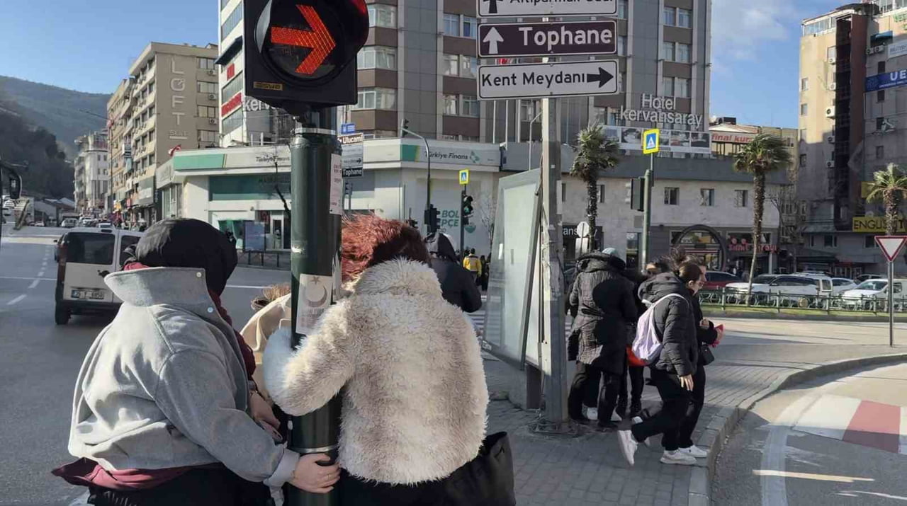 BURSA’DA LODOS ZOR ANLAR YAŞATTI: TRAFİK LAMBASINA TUTUNDULAR