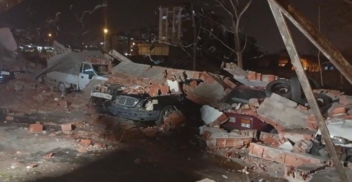 BURSA’DA LODOSUN ETKİSİYLE ÇÖKEN DUVAR, BOŞ ALANA PARK EDİLEN 10 ARACIN ÜZERİNE DÜŞTÜ.