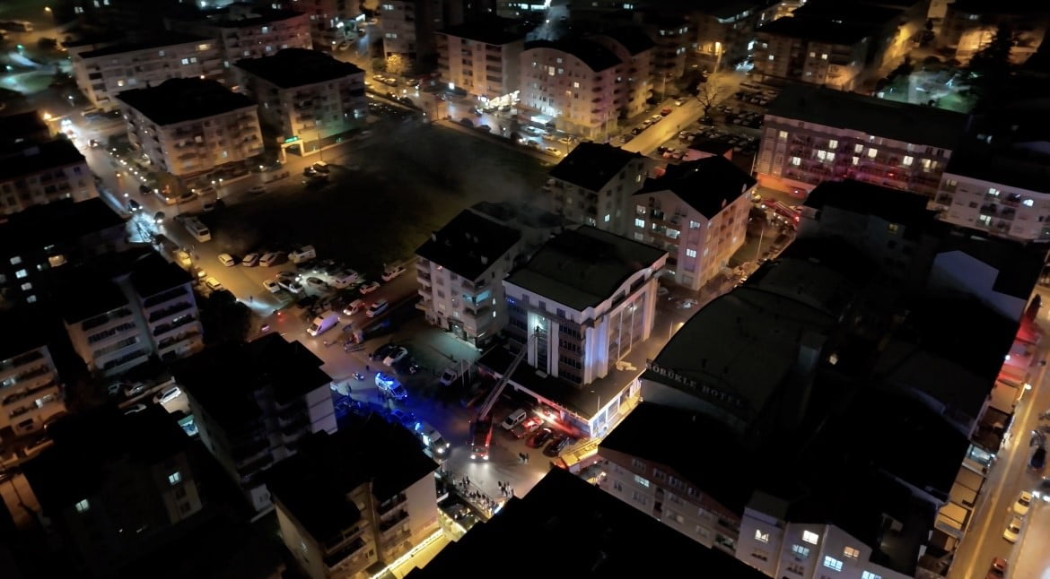 BURSA’DA OTEL YANGINI KONTROL ALTINA ALINDI : 7 KİŞİ YARALANDI